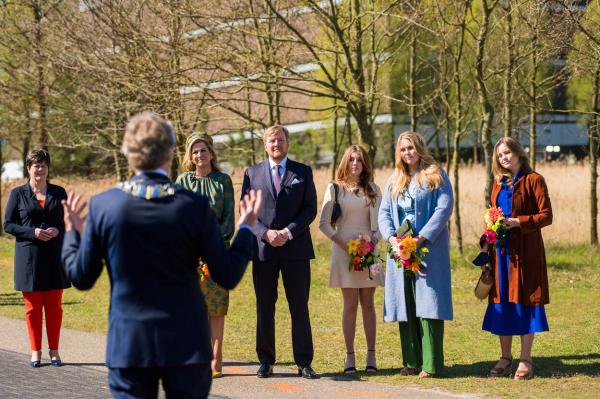 Burgemeester Jorritsma verwelkomt het Koninklijke gezin in Eindhoven